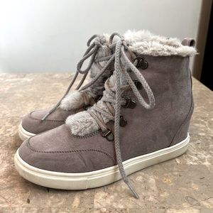 Steve Madden Madden Girl Faux Fur Lined lace up hidden wedge sneaker boot 7.5